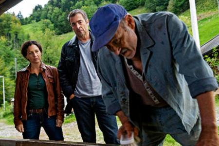 Liz Ritschard (Delia Mayer) und Reto Flückiger (Stefan Gubser) befragen den Besitzer der Wissifluh