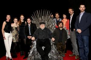 "Game of Thrones"-Schöpfer George RR Martin und ein Teil der Darsteller