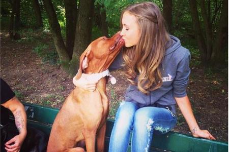 Alena Gerber zusammen mit ihrem Hund Dexter: Ob er sie vor dem Stalker beschützt?