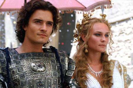 Unglücklicherweise verliebt sich der attraktive Königssohn Paris (Orlando Bloom, l.) in die schöne Helena (Diane Kruger, r.)...
