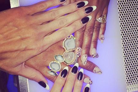 Heidi Klum und Mel B präsentieren stolz ihre frisch manikürten Fingernägel