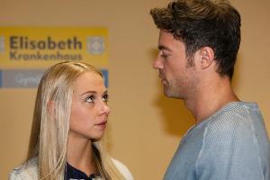 Ben (Jörg Rhode) will seinen Schmerz nach ihrem Schwangerschaftsabbruch mit Julia (Jenny Bach) teilen