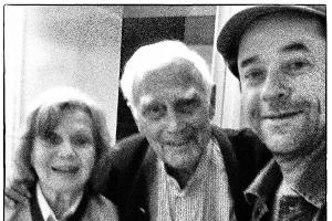 Jan Josef Liefers (r.) postete dieses Foto von ihm, Joachim Fuchsberger und dessen Frau Gundula auf Facebook