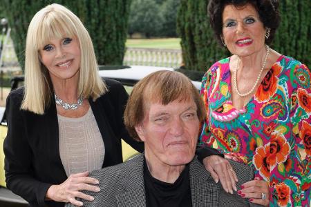 Britt Ekland (li.), Eunice Gayson und Richard Kiel bei einem 
