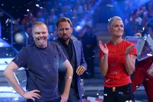 Sichtlich auer Puste entschied Stefan Raab (l.) die gestrige Ausgabe von "Schlag den Raab" für sich