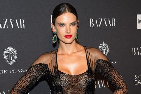 Alessandra Ambrosios Outfit ist sexy und elegant zugleich