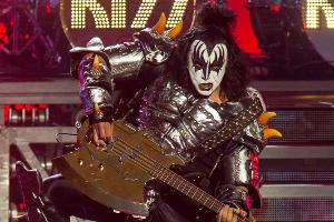 Gene Simmons in voller "Kiss"-Montur bei einem seiner Auftritte