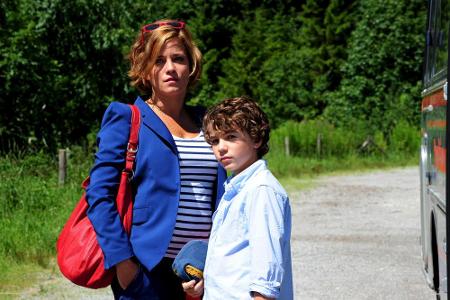 Pia Vandenbrock (Muriel Baumeister) und Leo Vandenbrock (Jannis Michel) kommen mit dem Bus an