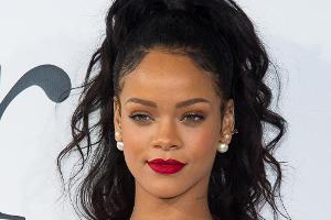 Auch Megastar Rihanna setzt auf matten Lippenstift in intenstivem Rot