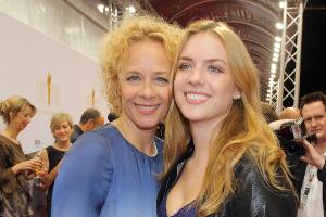 Mit Facebook kennt sich Katja Riemann nicht so gut aus, dafür ihre Tochter Paula (r.) umso besser