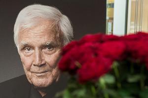 Ein Portrait von Joachim "Blacky" Fuchsberger bei dessen Trauerfeier in Grünwald