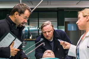 Prof. Boerne (Jan Josef Liefers, li.), Silke Haller alias Alberich (ChrisTine Urspruch) und Kommissar Frank Thiel (Axel Prah...