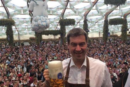 Markus Söder mit seiner ersten Maß auf dem Oktoberfest
