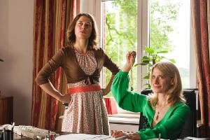 Bärbel Schmied (Meike Droste, l.) und Sophie Haas (Caroline Peters, r.) hecken einen Plan aus.