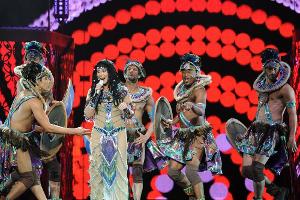 Cher performt während ihrer "Dressed to Kill"-Tour in Florida mit ihren Tänzern auf der Bühne