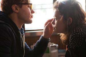 Dr. Ian Grey (Michael Pitt) und seine große Liebe Sofi (Astris Berges-Frisbey)