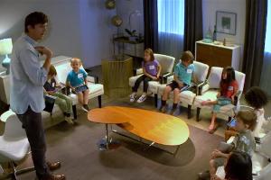 Ashton Kutcher in seinem Facebook-Video zum Thema Etikette