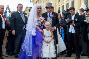 Keine echte Familie: Die Braut "Spatzi" (li.), ihre Tochter Leonie (vorne) und der Bräutigam "Mörtel" (re.)