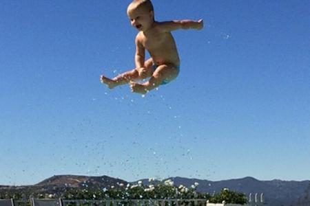 Eric Johnson wirft seinen Sohn in die Luft