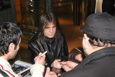 Malcolm Young bei einer Autogrammstunde in Berlin