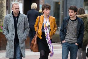 Peters Freundin Hanna (Julia Koschitz) lernt Peters Sohn Lukas (Max Hegewald) kennen.