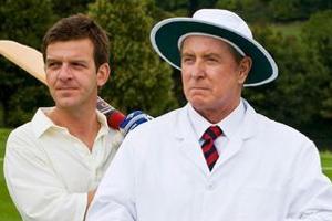 Inspector Banaby (John Nettles) und Scott (John Hopkins) beim Cricket