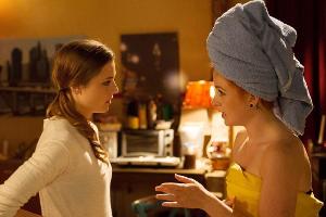 Lisa (Svenja Jung, l.) vertraut sich Joe (Sarah Hannemann) an