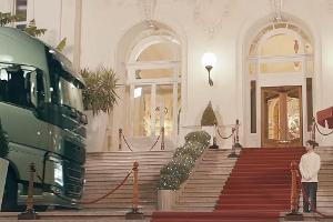 Mit dem LKW ins Casino: Ein seltener Anblick für den Casino-Pagen