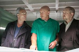 Max Ballauf (Klaus J. Behrendt, l.) und Freddy Schenk (Dietmar Bär, r.) lassen sich von Dr. Roth (Joe Bausch, m.) die gerich...