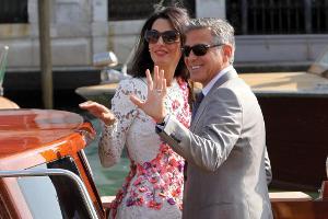 Mit Ring am Finger: Clooney und Alamuddin bei ihrem ersten Auftritt als Ehepaar