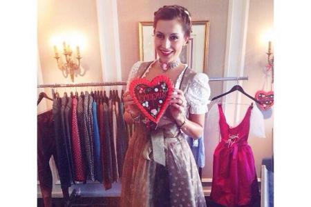 Moderatorin Verena Kerth zeigt ihr fesches Wiesn-Outfit