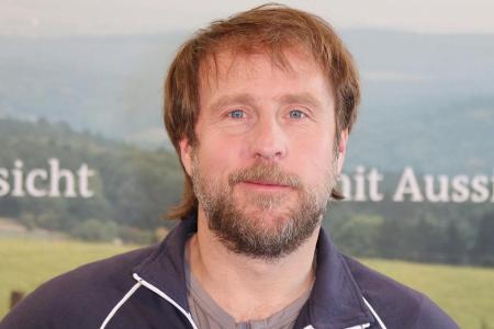 Bjarne Mädel spielt den Dorfpolizisten Dietmar Schäffer