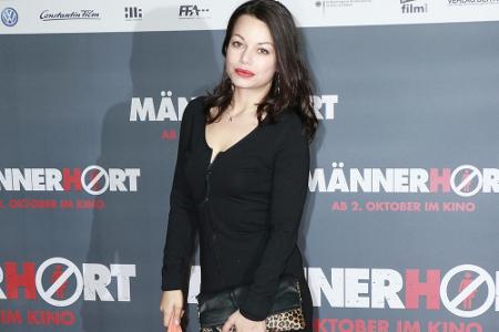 Cosma Shiva Hagen trägt den Reißverschluss vorne