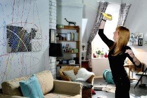 Vor Wut verwüstet Giselle (Kim Riedle) Caros Wohnung