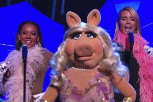 Miss Piggy mit ihren Sängerinnen Mel B (links) und Heidi Klum