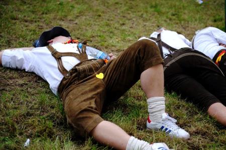Jedes Jahr das gleiche Bild: Betrunkene auf dem Oktoberfest