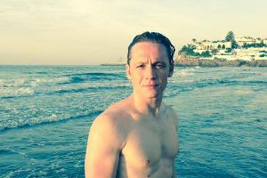 Mit ernstem Blick am spanischen Strand: Matthias Schweighöfer