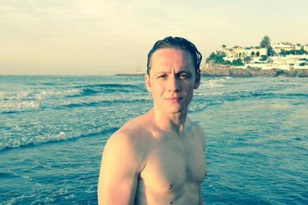 Mit ernstem Blick am spanischen Strand: Matthias Schweighöfer