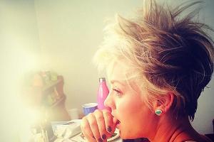 Kaley Cuoco mit erblondetem Wuschelkopf