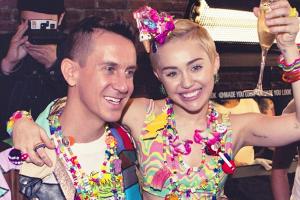 Miley Cyrus nach der Fashionshow von Jeremy Scott (li.) - mit Loom Bandz am rechten Handgelenk