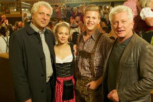 Udo Wachtveitl als Kriminalhauptkommissar Franz Leitmayr (li.), Mavie Hörbiger als Ina, Ferdinand Hofer als Kalli und Mirosl...