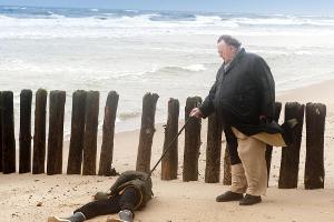 Balthasar Berg (Dieter Pfaff) findet während seines Spaziergangs eine tote Frau (Kerstin de Ahna)