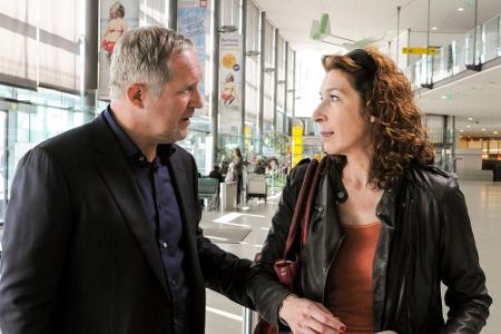 Eben haben Bibi (Adele Neuhauser) und Moritz (Harald Krassnitzer) die Nachricht vom Tod ihres Vaters erhalten