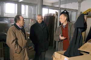 Ehrlicher und Kain untersuchen einen geheimen Lagerraum für Werbematerialien