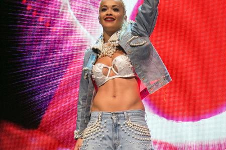 Rita Ora im Jeans-Look