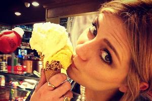 Genuß ohne Reue? Mischa Barton lässt sich in Italien ein Eis schmecken