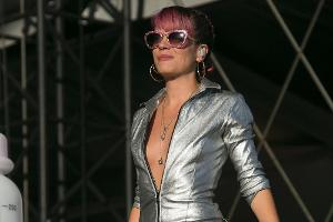 Lily Allen ließ bei ihrem Auftritt tief blicken