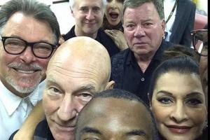 Auch die "Star Trek"-Crew rund um die beiden Kapitäne Kirk (William Shatner, Mitte rechts) und Picard (Patrick Stewart, zwei...