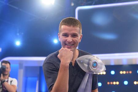 Über den Pokal freut sich Aaron Troschke fast mehr als über das Geld