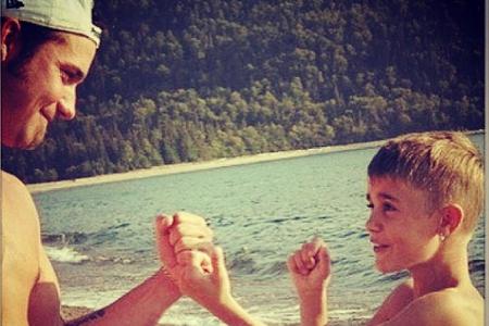 Lang ist's her: Justin Bieber rauft mit seinem Vater am Strand